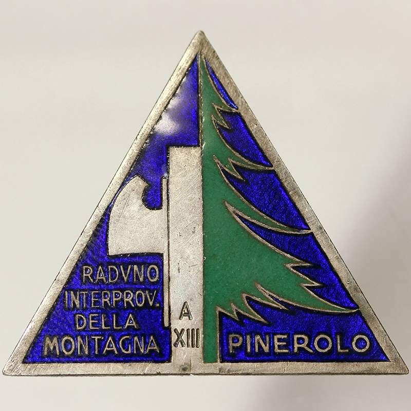 DISTINTIVO RADUNO INTERPROVINCIALE MONTAGNA PINEROLO 1935 Anno XIII #388